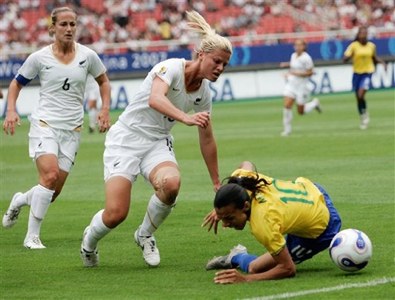 Amantes Do Futebol Feminino - Na manhã de estreia da Copa do Mundo, a  imprensa da Nova Zelândia noticia um tiroteio foi em Auckland. A cidade  recebe o primeiro jogo do Mundial