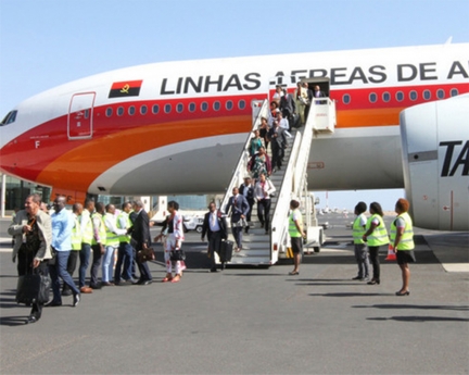 Jornal de Angola - Notícias - Passageiros devem pagar taxa de actualização  do bilhete