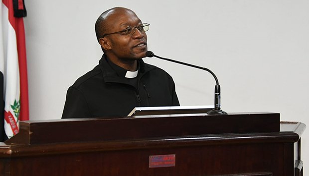 Jornal de Angola - Notícias - Padre Hilário distinguido por fiéis