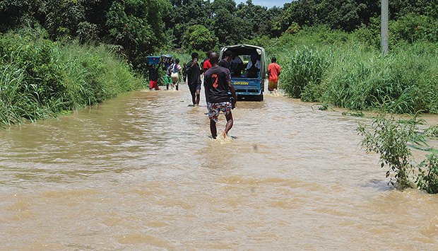 Jornal de Angola - Notícias - Abertura das comportas causa inundação em  Caxito
