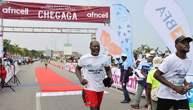 Jornal de Angola - Notícias - Carlos Almeida mostra “garra” na Maratona  Internacional da Paz